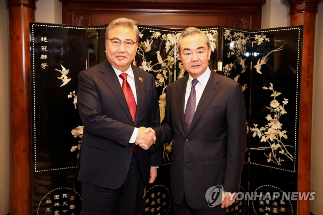 박진 외교부 장관이 지난 7월14일(현지시간) 인도네시아 자카르타 샹그릴라 호텔에서 왕이 중국 공산당 중앙정치국 위원과 양자회담을 하기 전 악수를 하고 있다. 연합뉴스
